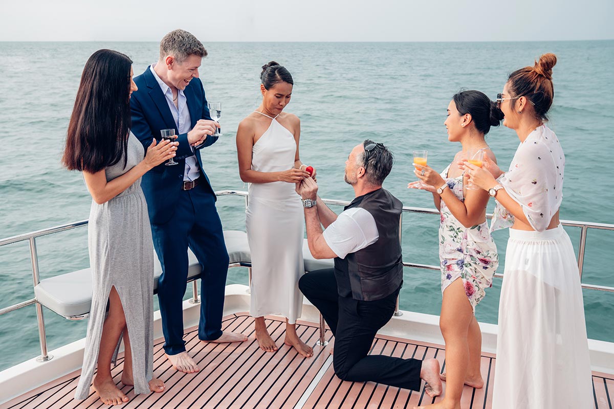 man-make-surprise-proposal-of-marriage-to-girlfrie-2024-11-29-23-35-40-utc